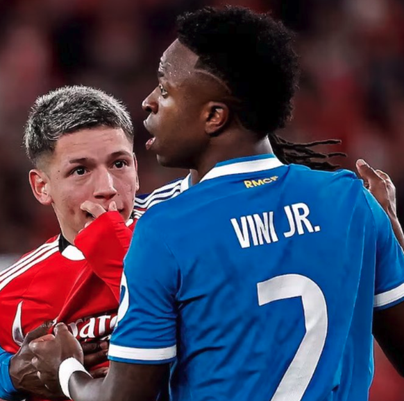 L'accrochage entre Gianluca Prestianni, main sur la bouche, et Vinicius.