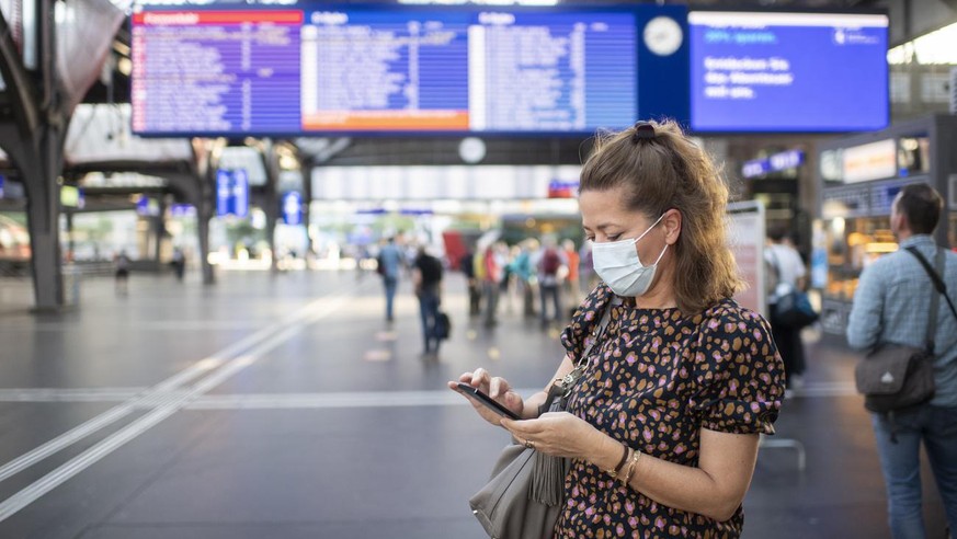 Pendler mit Atemschutzmasken bewegen sich auf dem Hauptbahnhof in Zuerich, aufgenommen am Montag, 6. Juli 2020. Ab Montag, 6. Juli 2020, muessen schweizweit alle Passagiere in den oeffentlichen Verkeh ...