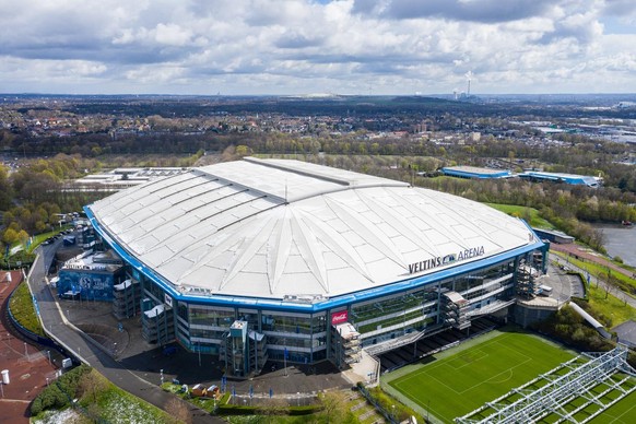 06.04.2021, Nordrhein-Westfalen, Gelsenkirchen: Eine Ansicht der Veltins Arena aus der Luft (aufgenommen mit einer Drohne). Beim FC Schalke 04 werden heute in einer Pressekonferenz der Konzerngeschäft ...