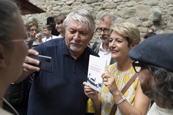 Bundespraesidentin Karin Keller-Sutter posiert fuer ein Foto an einem Apero mit der Bevoelkerung im Rahmen der Bundesratsreise, am Donnerstag, 26. Juni 2025, auf dem Schloss in Rapperswil-Jona. (KEYST ...