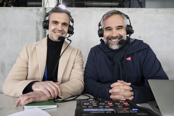 Le nouveau consultant de l&#039;equipe de Suisse masculine pour la RTS, Leonard Thurre (ancien footballeur international), a gauche, et le commentateur TV pour la RTS David Lemos, a droite, prennent l ...