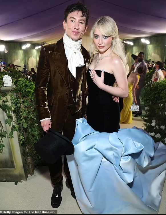 Barry et Sabrina, un couple glamour symbolisant l'année 2024.