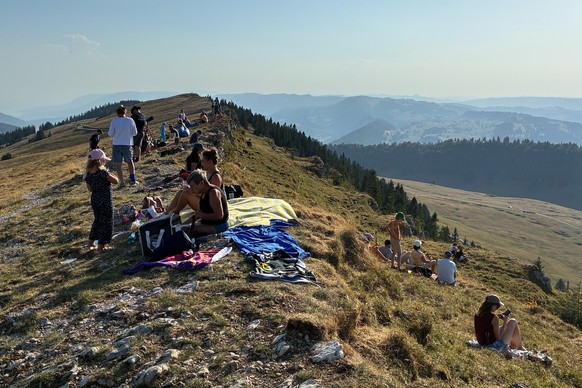 Menschen beobachten auf dem Chasseral die partielle Sonnenfinsternis, am Mittwoch, 12. August 2026. Heute Abend findet in der Schweiz die groesste Sonnenfinsternis seit 1999 statt. (KEYSTONE/Adrian Re ...