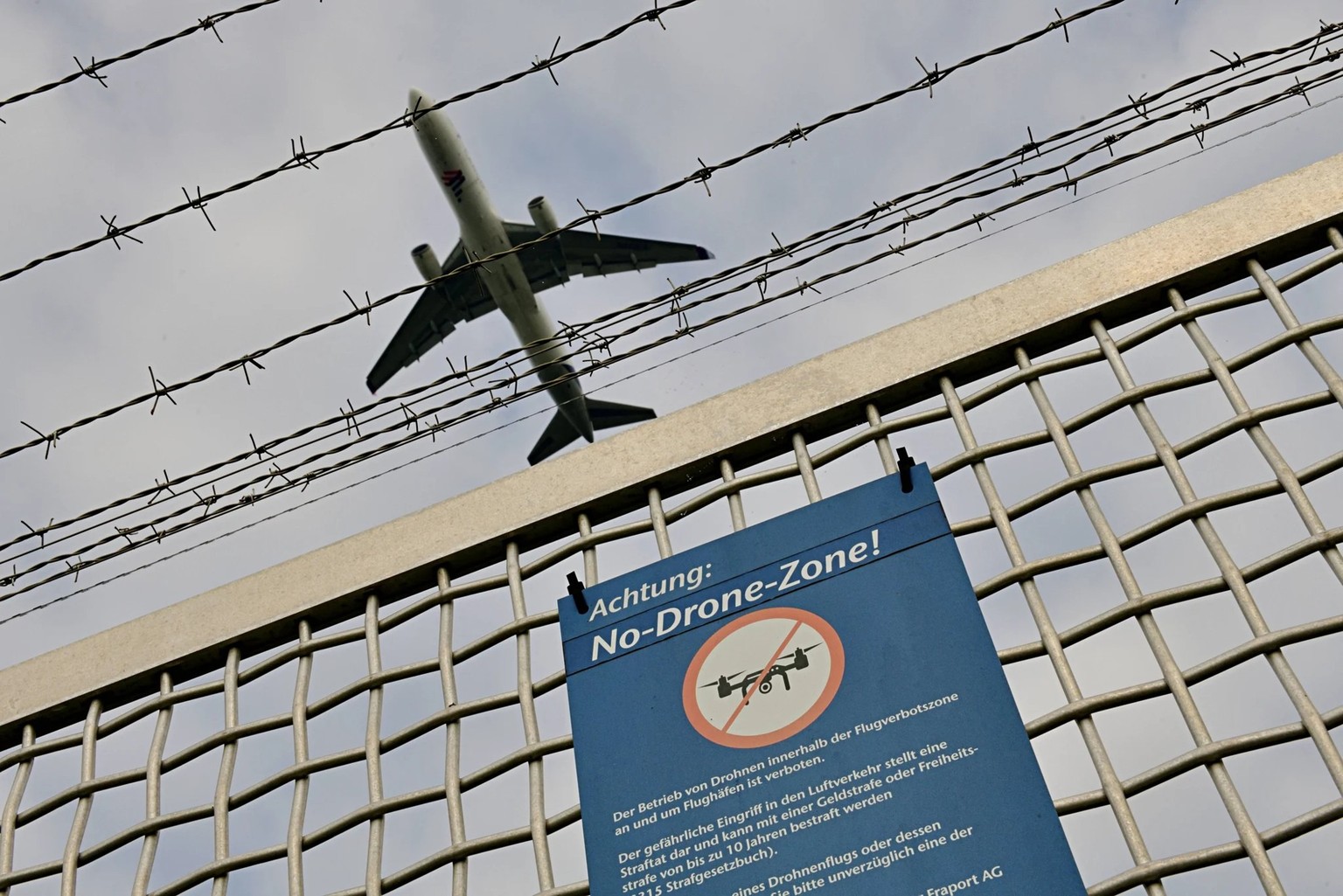 Un panneau interdisant l&#039;utilisation de drones au-dessus de l&#039;aéroport de Francfort: face à la guerre hybride menée par la Russie, ce n&#039;est qu&#039;un vœu pieux.