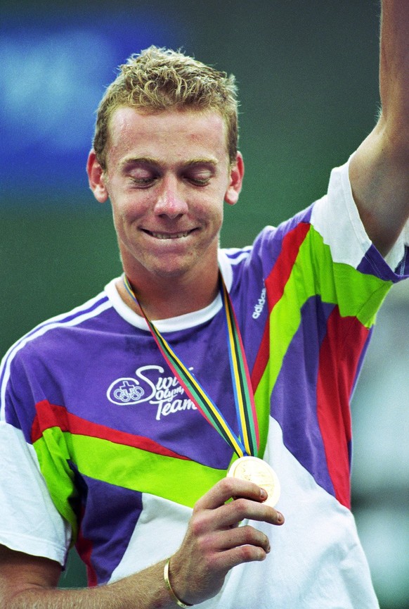 Stolz zeigt der Schweizer Tennisspieler Marc Rosset im August 1992 seine Goldmedaille, die er an den Olympischen Sommerspielen in Barcelona gewonnen hat. Er hat sie sich ueber fuenf Saetze (7:6, 6:4,  ...