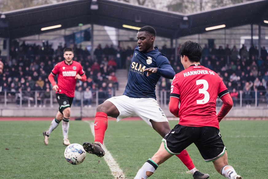 Fu�ball, Saison 2023/24, Regionalliga Nord, 1.FC Ph�nix L�beck - Hannover 96 II U23, Buniamshof L�beck, 01.04.2024, 19. Spieltag /// Michael Kobert 9, Ph�nix, Hayate Matsuda 3, Hannover L�beck Buniams ...