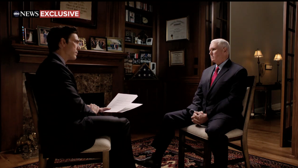 Sur fond d'ambiance tamisée dans le salon de sa maison de l'Indiana, Mike Pence ose enfin l'ébauche d'une critique feutrée sur la chaîne ABC news.