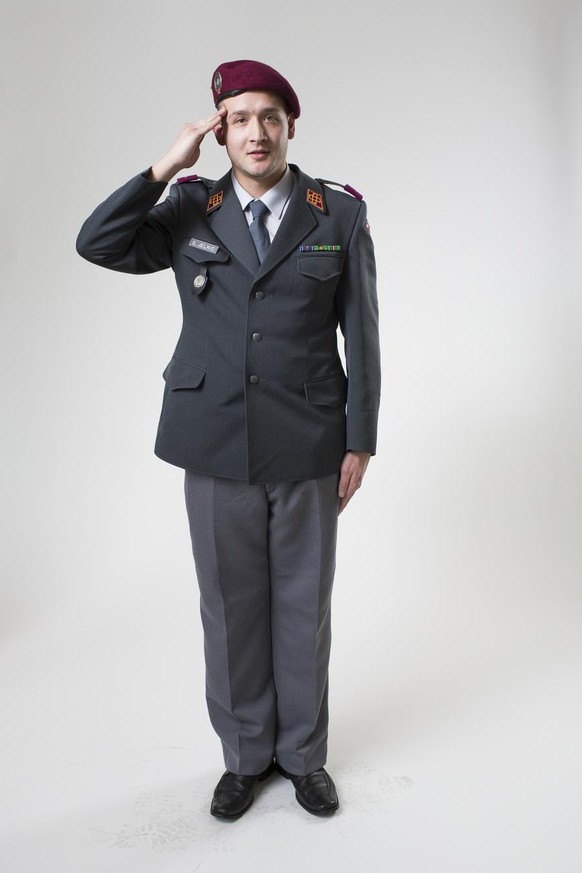 A soldier of the Swiss Armed Forces in Tenue A uniform, pictured on February 12, 2014, in Hinwil, Switzerland. (KEYSTONE/Gaetan Bally)

Soldat der Schweizer Armee im Tenue A, hebt die Hand zum militae ...