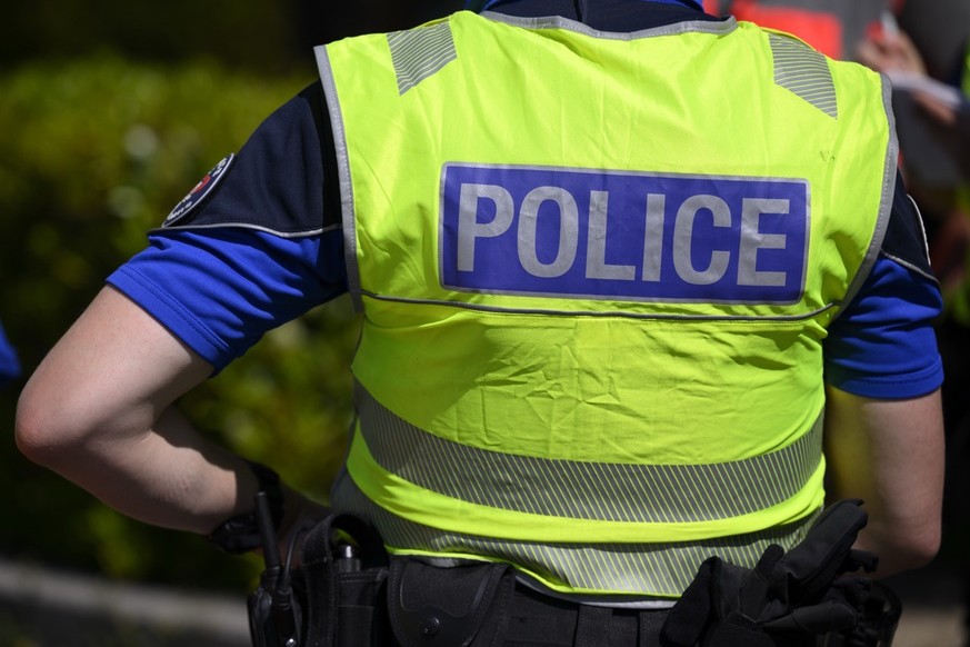 Le mot "Police" est photographie sur un gilet porte par un policier de la villle de Lausanne lors d'un exercice de secours dans le nouveau tunnel sous l'avenue d'Echallens du  ...