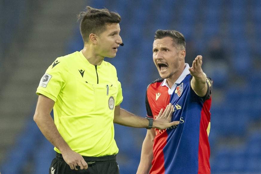 Schiedsrichter Luca Piccolo, links, und Taulant Xhaka (FCB), rechts, im Fussball Meisterschaftsspiel der Relegation Group der Super League zwischen dem FC Basel 1893 und dem Yverdon Sport FC im Stadio ...