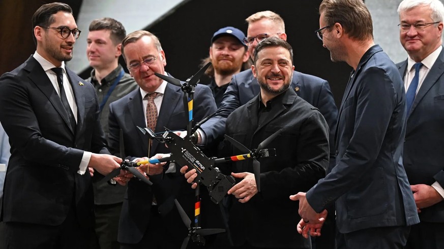 Le président ukrainien Volodymyr Zelensky (au centre) et le ministre allemand de la défense Boris Pistorius, ici en visite dans une usine du fabricant de drones Quantum (photo d'archive).