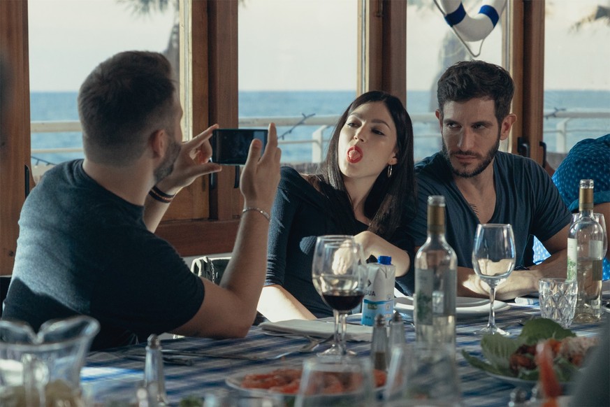 EL CUERPO EN LLAMAS (L to R) URSULA CORBERó as ROSA, QUIM GUTIéRREZ as ALBERT in episode 01 of EL CUERPO EN LLAMAS. Cr. NIL VENTURA/NETFLIX © 2022