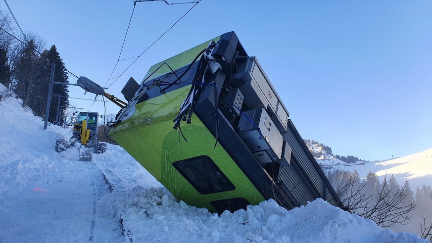 Opération en cours pour remettre le train des Transports publics du Chablais sur les rails. Il avait été emporté par une avalanche.