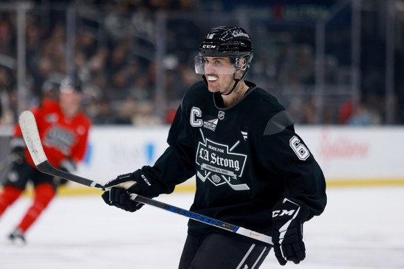 LOS ANGELES, CALIFORNIA - FEBRUARY 23: Justin Bieber #6 of Team Black tracks the puck against Team Red during NHL &amp; Los Angeles Kings Present &quot;Skate For LA Strong&quot; at Crypto.com Arena on ...