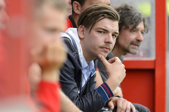 Barthelemy Constantin, team manager du FC Sion et fils du President Christian Constantin suit le match depuis le banc des joueurs en compagnie du manager technique du FC Sion Admir Smajic, droite, lor ...