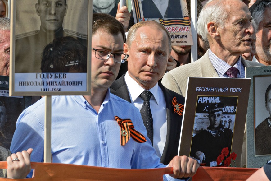Le «Régiment Immortel» défile à Moscou le 5 mai 2018 avec Vladimir Poutine (au centre), président de la Fédération de Russie.