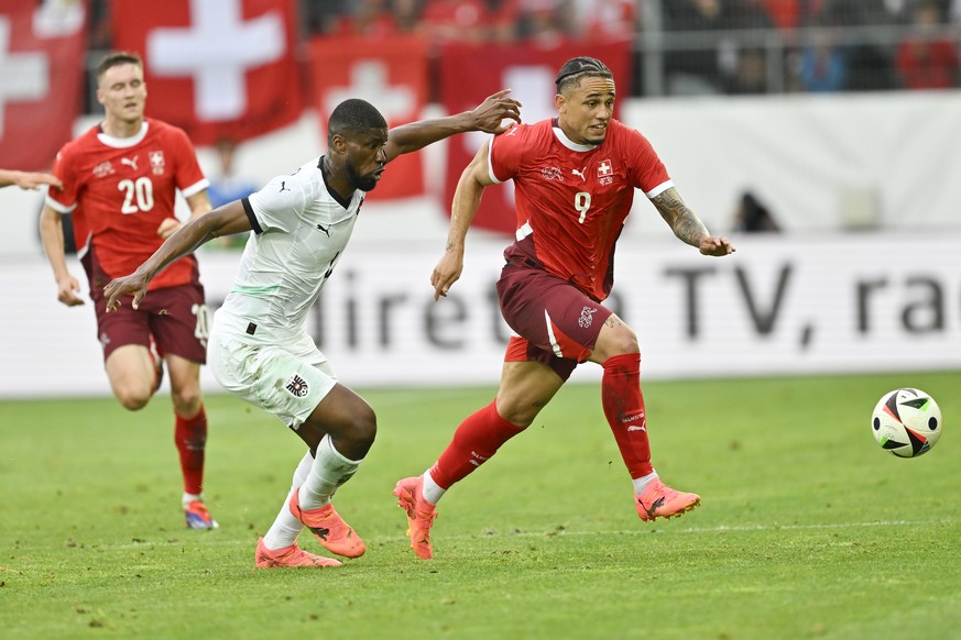Austria's Kevin Danso, left, and Switzerland's Noah Okafor in action during an international friendly soccer match between Switzerland and Austria at the kybunpark stadium in St. Gallen, Swi ...
