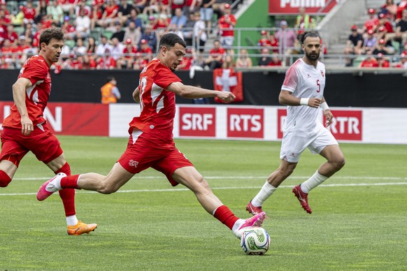 Switzerland's Zeki Amdouni, center, fights for the ball with Jordan's Yazan Alarab during the friendly soccer match between Switzerland and Jordanien, at the kybunpark, in St. Gallen, Switze ...