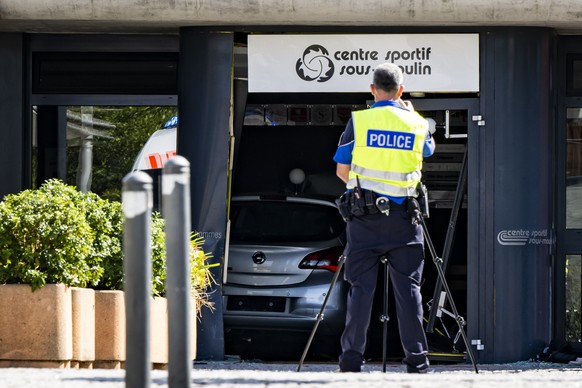 Un policier intervient apres l&#039;accident d&#039;un vehicule dans l&#039;entree du centre sportif de Sous-Moulin le samedi 14 septembre 2024 a Thonex pres de Geneve. Une automobiliste de 80 ans a p ...