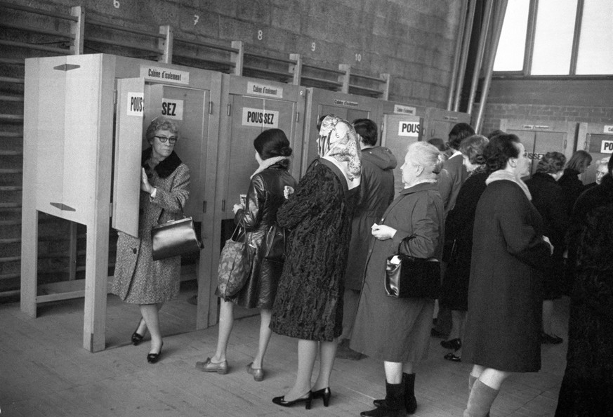 Ein Stimmlokal mit aufgereihten Wahlkabinen in der Romandie, Schweiz, wo Frauen allerdings erst in komunalen Belangen ihre Stimme abgeben duerfen, aufgenommen am 14. November 1970. (KEYSTONE/Str)