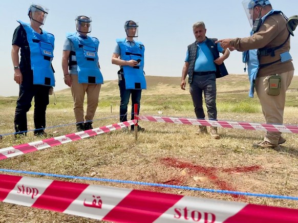 Le reporter de CH Media Kurt Pelda et le président du PLR Thierry Burkart ont accompagné une équipe de la Fédération suisse de déminage (FSD) en Irak pour une démonstration de déminage.