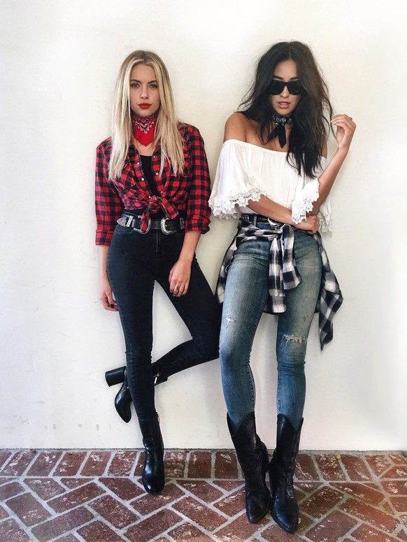 Comme l'actrice Shay Mitchell (à droite) qui a publié une série de photos sur Instagram estampillées «2026 is the new 2016», avec sa collègue Ashley Benson.