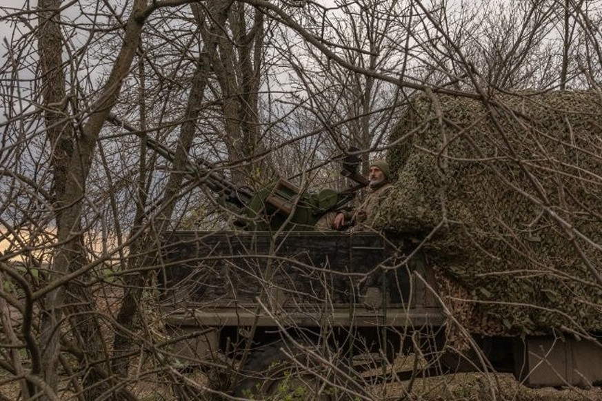Un militaire ukrainien de l&#039;unité mobile de défense aérienne de la 117e brigade mécanisée attend les menaces aériennes potentielles sur une position dans la région de Zaporizhzhia.