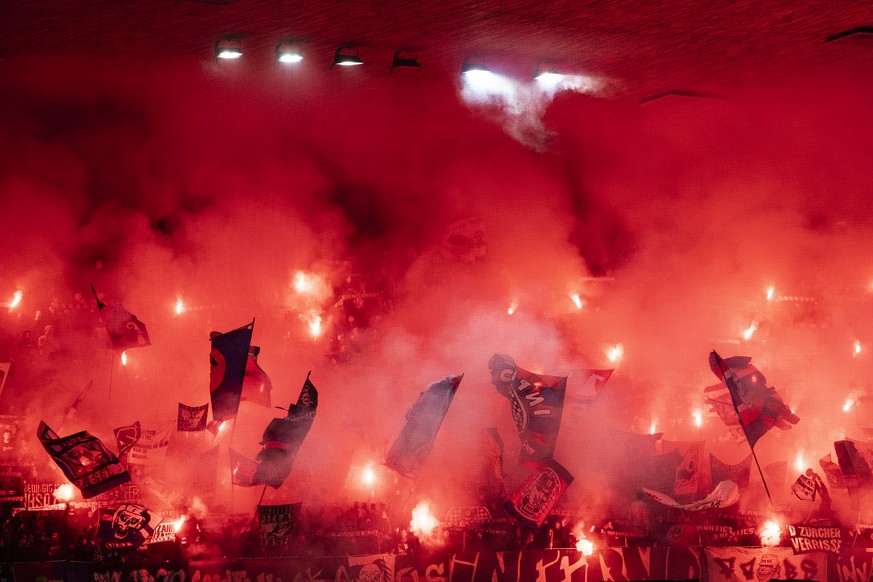 Basler Fans zuenden Pyros im Fussball Meisterschaftsspiel der Super League zwischen dem FC Zuerich und dem FC Basel 1893 im Letzigrund, am Samstag, 30. Oktober 2021 in Zuerich. (KEYSTONE/Ennio Leanza)