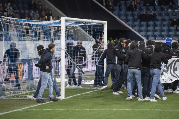 FC Luzern Fans verketten das Tor beim Schweizer Cup 1/4 Final Spiel zwischen dem FC Luzern und dem BSC Young Boys vom Mittwoch, 6. Maerz 2019 in Luzern. (KEYSTONE/Urs Flueeler)