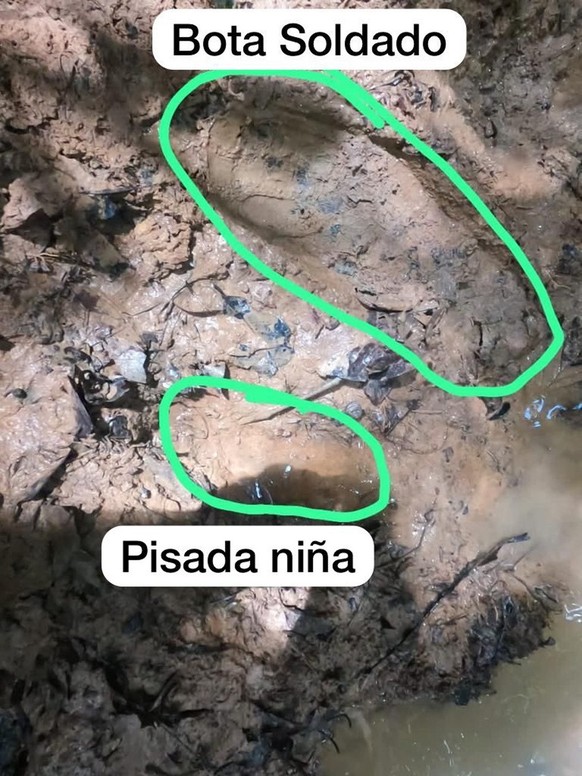 epa10663515 A handout photo made available by the Colombian Military Forces on 30 May 2023 showing two footprints, one belonging to the disappeared girl and the other to a soldier, in the Guaviare jun ...