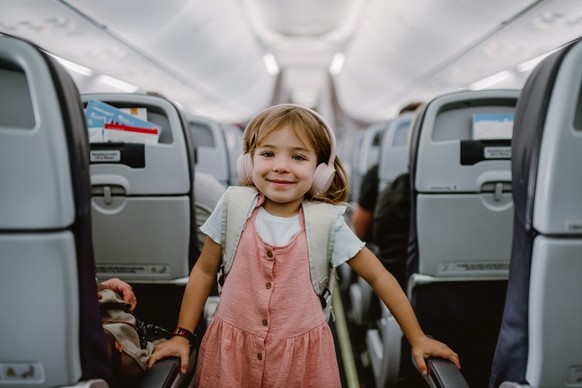 Die Zahl der Kinder, die allein zu ihrem Vater oder ihrer Mutter in der Ferne fliegen, nimmt laut Swissport an Schweizer Flughäfen zu.