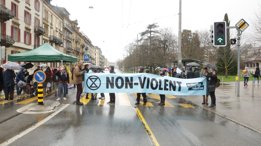 Les militants d'Extinction Rebellion bloquent, le 5 mars 2020, une avenue de Neuchâtel.