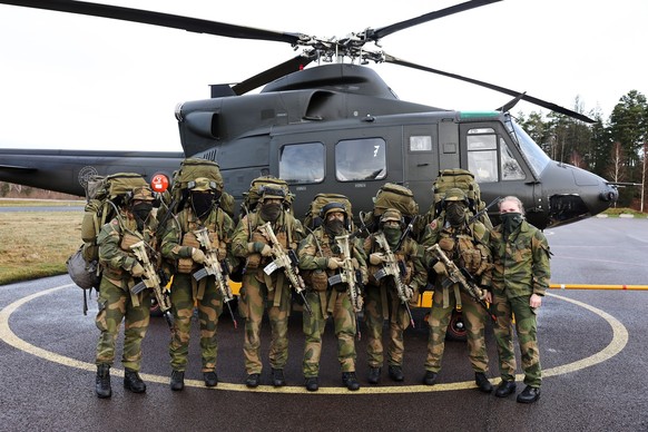 Soldater fra Jegertroppen (kun kvinner) med støttepersonell i Forsvarets spesialkommando foran et Bell 412 SP helikopter fra 339 Special Operations Aviation Squadron før de flys ut på øvelse