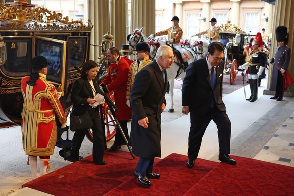 LONDON, ENGLAND - NOVEMBER 21: Britain's Prince William, Prince of Wales and Catherine, Princess of Wales arrive at Buckingham Palace following a ceremonial welcome for The President and the Firs ...