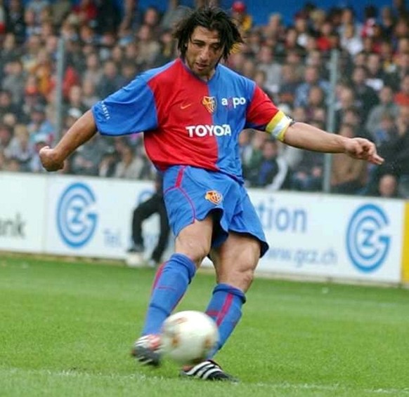 Basel Murat Yakin ezielt mit einem Weitschuss das Siegestor zum 2-3 fuer Basel beim Fussballspiel der NLA Grasshoppers gegen Basel in Zuerich am Sonntag, 1. September 2002. (KEYSTONE/Walter Bieri)