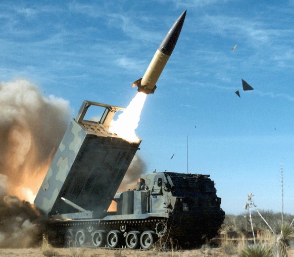 Un lance-roquettes de type M270 tire ici un missile ATACMS. Le modèle ukrainien FP-7 serait plus facile à mettre en place, notamment depuis un camion aménagé. (Photo d'archive)
