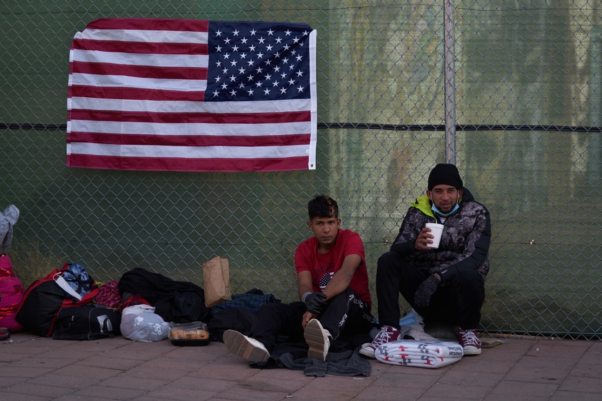 Des migrants contraints de passer leurs jours et leurs nuits dans les rues d'El Paso, au Texas.