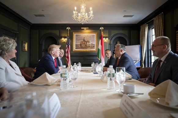 Donald Trump et le premier ministre hongrois Viktor Orbán en 2022. A gauche de l'image Susie Wiles.