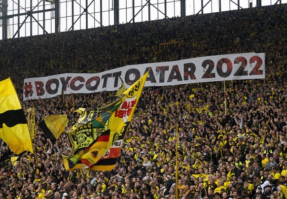 22.10.2022, Nordrhein-Westfalen, Dortmund: Fußball: Bundesliga, Borussia Dortmund - VfB Stuttgart, 11. Spieltag, Signal Iduna Park. Dortmunds Fans zeigen ein Transparent mit der Aufschrift ·Boycott Qu ...