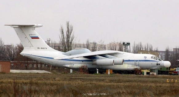 Le Beriev A-60 (IL-76MD modifié) avec une tourelle laser à haute énergie derrière les ailes et un radar monté dans le nez.