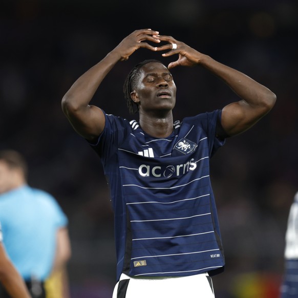 Nouveau coéquipier de Johan Manzambi, Amadou Onana sera éloigné des terrains pour une longue période.