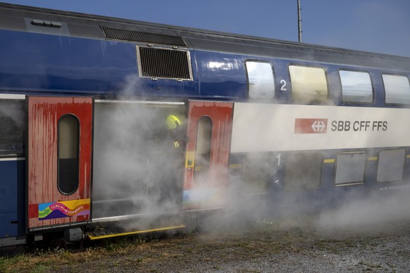 KEYPIX - Rauch dringt aus einem Uebungszug in Schraeglage waehrend einer Uebung der SBB Feuerwehr - Intervention in Olten, am Mittwoch, 5. August 2026. Seit 20 Jahren steht die SBB Feuerwehr - Interve ...