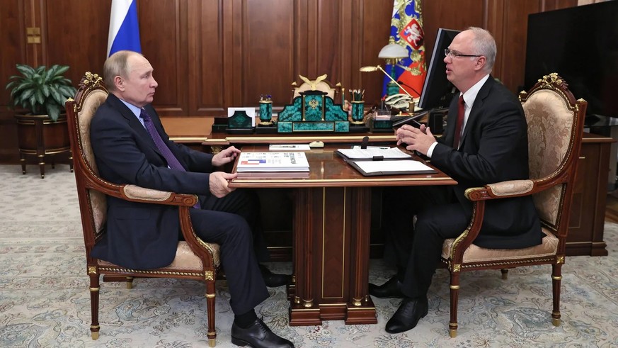 Vladimir Poutine et Kirill Dmitriev en 2021: le directeur du fonds souverain russe a pris en charge la commercialisation et l&#039;exportation du vaccin russe «Spoutnik V» (photo d&#039;archive).