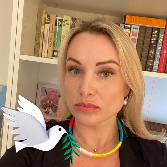 Marina Ovsyannikova a décoré sa photo de profil du logo Facebook «Apporter la paix». 