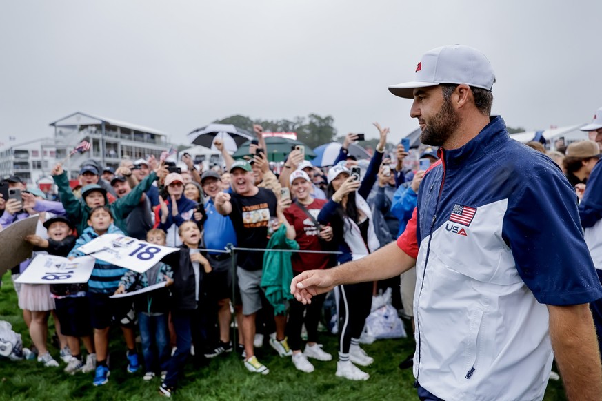 epa12405639 Fans cheer as Scottie Scheffler of the US walks to the tee of the 17 hole during the final practice before the 2025 Ryder Cup golf tournament at the Bethpage Black Golf Course in Farmingda ...