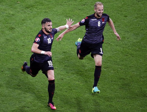 Migjen Basha et Armando Sadiku fêtant le but du 1-0 pour l&#039;Albanie contre la Roumanie à l&#039;Euro 2016.