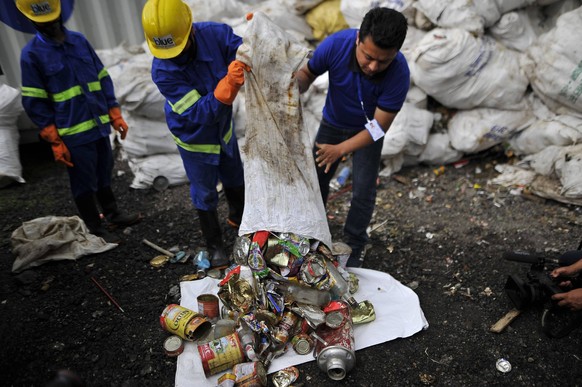 Nepal, Tonnen von M�ll nach Sammelaktion am Mount Everest abtransportiert June 5, 2019 - Kathmandu, NP, Nepal - Staff and Workers from the recycle company Blue Waste 2 Value showing the waste garbage  ...