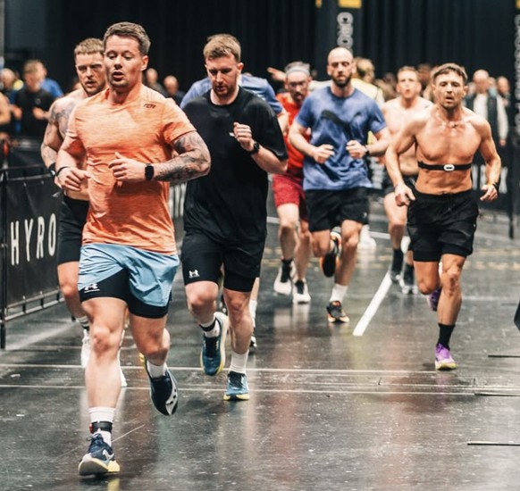 En moyenne pour un bon niveau masculin, il faut compter 5 minutes de course à pied par kilomètre puis 5 minutes d'effort par exercice, soit 1h20 au total.