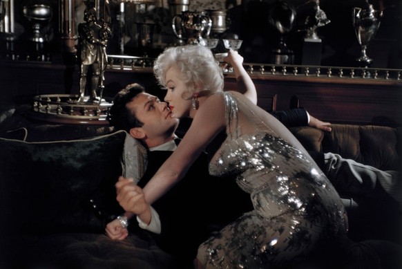 LOS ANGELES - 1958: Actors Marilyn Monroe and Tony Curtis on the set of the film "Some Like it Hot" in Los Angeles, California. (Photo by Richard C. Miller/Donaldson Collection/Getty Images)