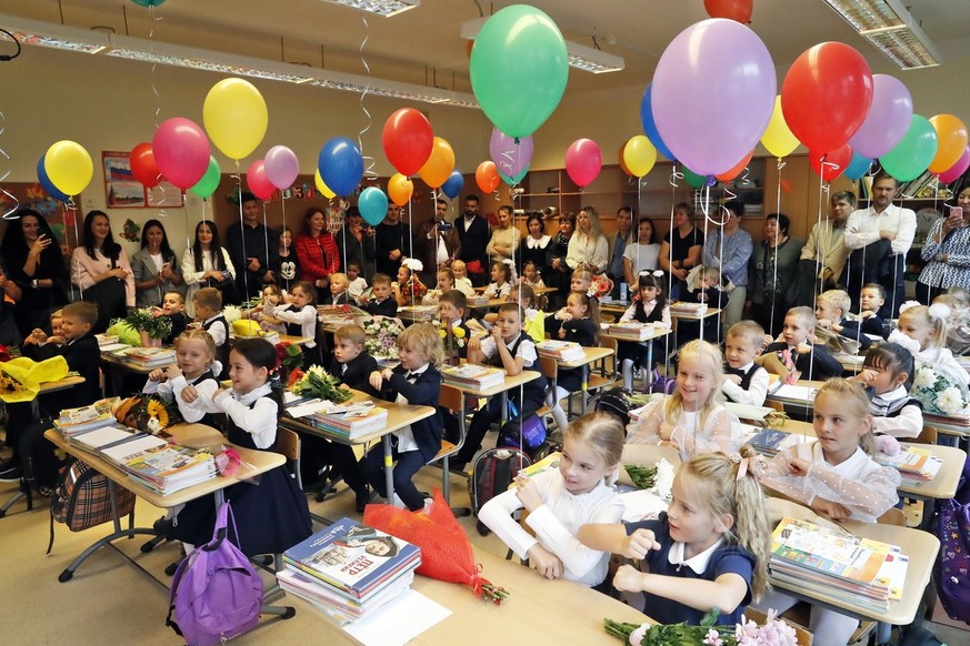 epa10152187 Russian children celebrate the first day of the new school year, known as &#039;Day of Knowledge&#039;, in St. Petersburg, Russia, 01 September 2022. Day of Knowledge is celebrated annuall ...